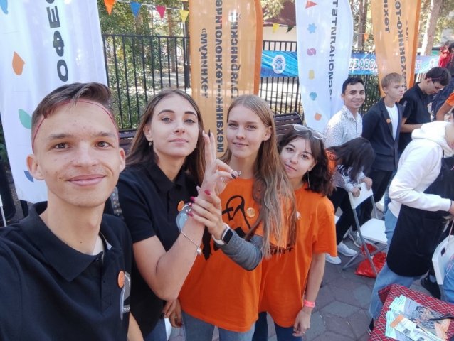 Амбассадоры Профессионалитета приняли участие в общественно-политическом вернисаже 