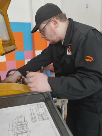 Корпоративный конкурс профессионального мастерства по профессии "Токарь-универсал" 